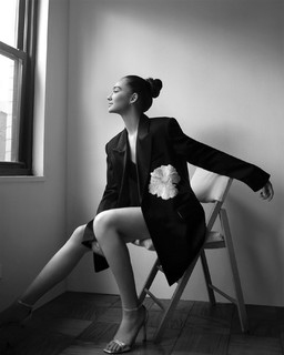 Lola Tung feet photo thumbnail