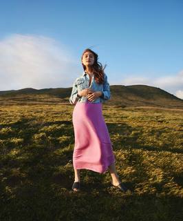 Lola Tung feet photo thumbnail