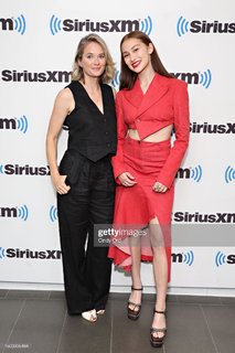 Lola Tung feet photo thumbnail