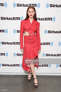 Lola Tung feet photo thumbnail