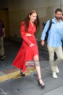 Lola Tung feet photo thumbnail