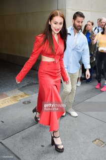 Lola Tung feet photo thumbnail