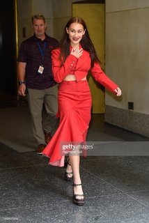 Lola Tung feet photo thumbnail