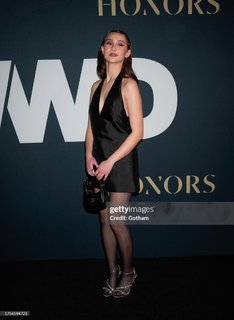 Lola Tung feet photo thumbnail