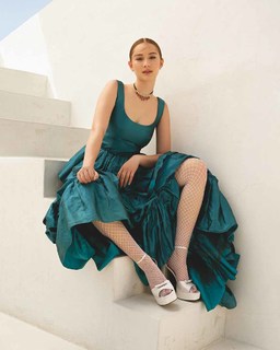 Lola Tung feet photo thumbnail