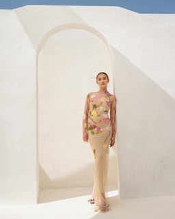 Lola Tung feet photo thumbnail