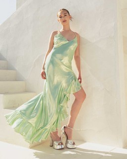 Lola Tung feet photo thumbnail