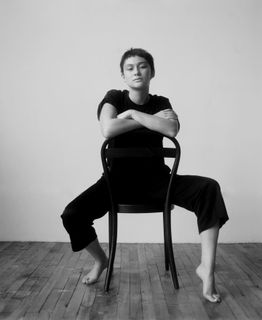 Lola Tung feet photo thumbnail