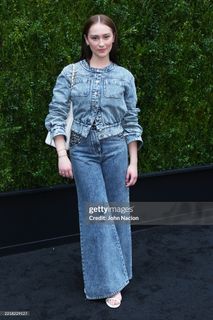 Lola Tung feet photo thumbnail