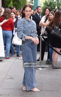 Lola Tung feet photo thumbnail