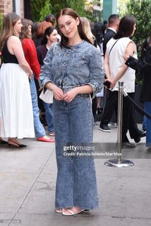 Lola Tung feet photo thumbnail