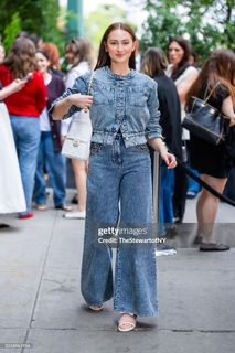 Lola Tung feet photo thumbnail