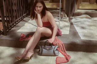 Lola Tung feet photo thumbnail