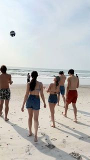 Lola Tung feet photo thumbnail