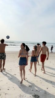 Lola Tung feet photo thumbnail