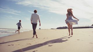 Lola Tung feet photo thumbnail