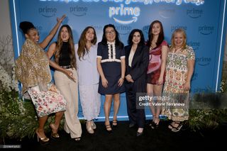 Lola Tung feet photo thumbnail