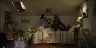 Lola Tung feet photo thumbnail