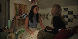 Lola Tung feet photo thumbnail