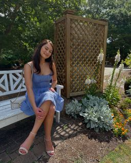 Lola Tung feet photo thumbnail