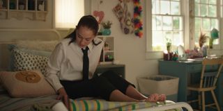 Lola Tung feet photo thumbnail