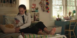 Lola Tung feet photo thumbnail