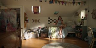 Lola Tung feet photo thumbnail