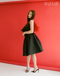 Lola Tung feet photo thumbnail