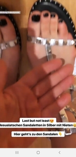 Lola Weippert feet photo thumbnail