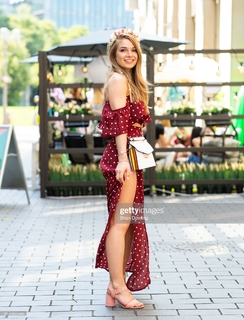 Lola Weippert feet photo thumbnail