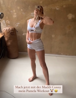 Lola Weippert feet photo thumbnail