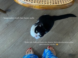 Lola Weippert feet photo thumbnail