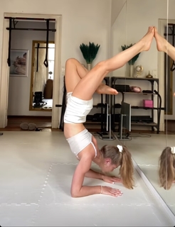 Lola Weippert feet photo thumbnail