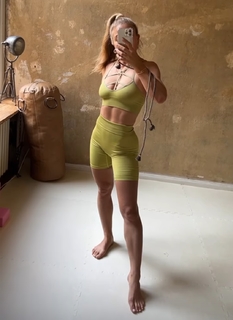 Lola Weippert feet photo thumbnail