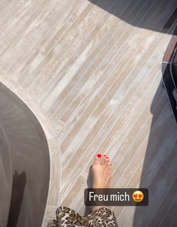 Lola Weippert feet photo thumbnail