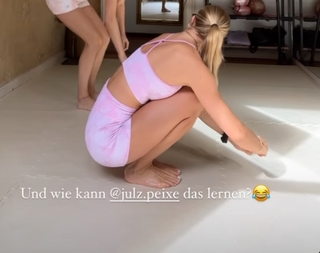 Lola Weippert feet photo thumbnail