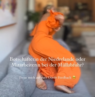 Lola Weippert feet photo thumbnail