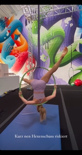 Lola Weippert feet photo thumbnail