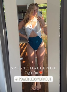 Lola Weippert feet photo thumbnail
