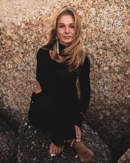 Lola Weippert feet photo thumbnail