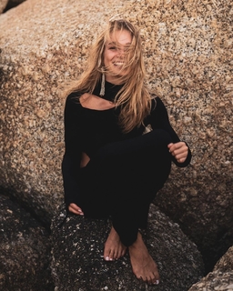 Lola Weippert feet photo thumbnail