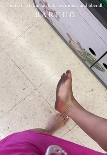 Lola Weippert feet photo thumbnail