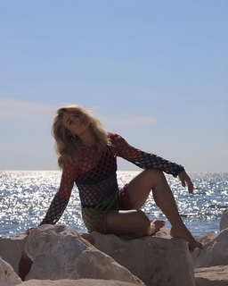 Lola Weippert feet photo thumbnail