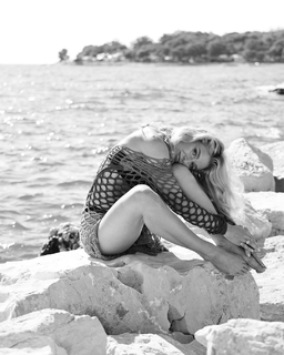 Lola Weippert feet photo thumbnail