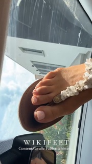 Lola Weippert feet photo thumbnail