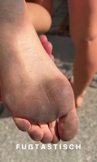 Lola Weippert feet photo thumbnail