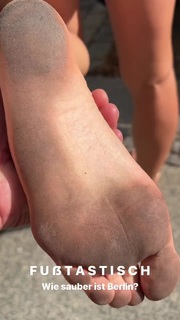 Lola Weippert feet photo thumbnail
