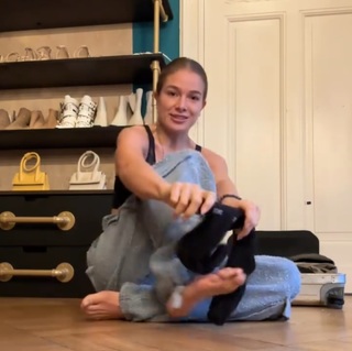 Lola Weippert feet photo thumbnail