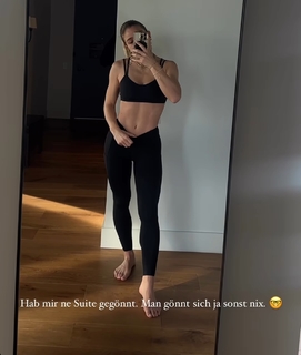 Lola Weippert feet photo thumbnail