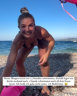 Lola Weippert feet photo thumbnail